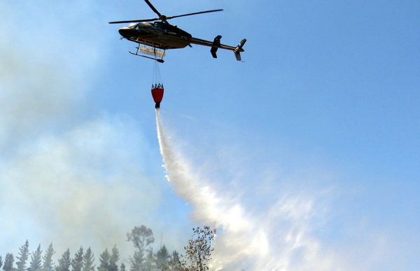 helicóptero incendio forestal
